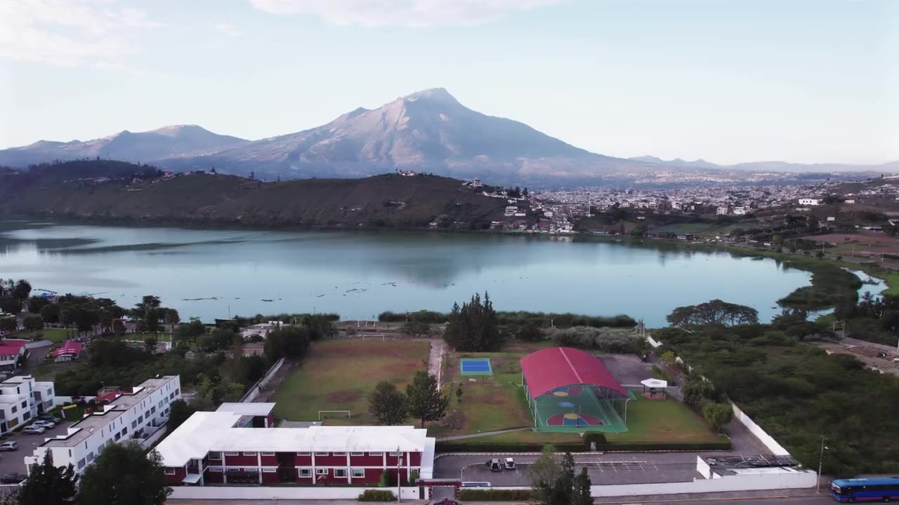 Vista aérea del campus junto a la laguna, con el volcán al fondo