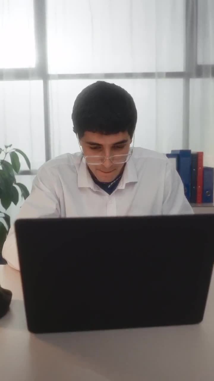 Domino's, Spot 3 · The office · 30 s