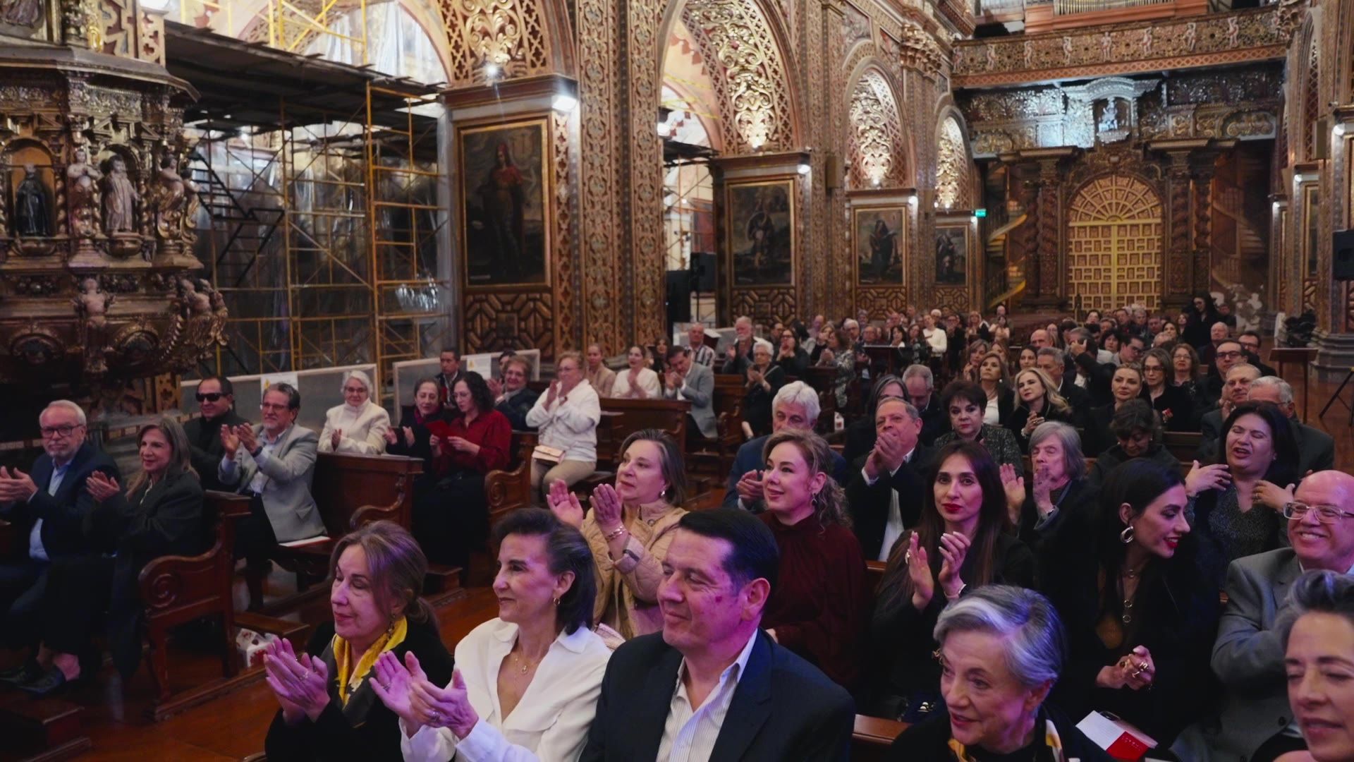 Audience applauding from the pews of La Compañía