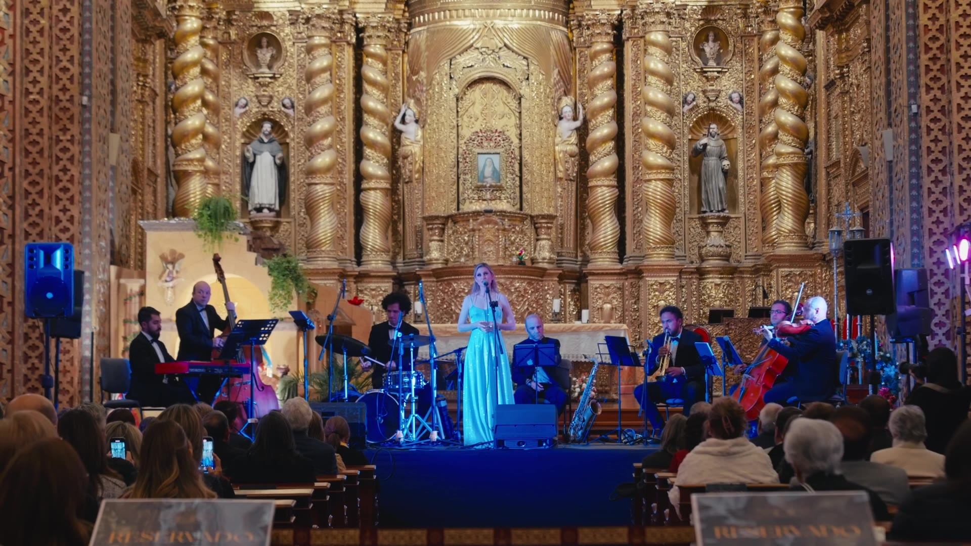 Concierto de Navidad de Sukasa bajo el altar dorado de La Compañía de Jesús, en Quito