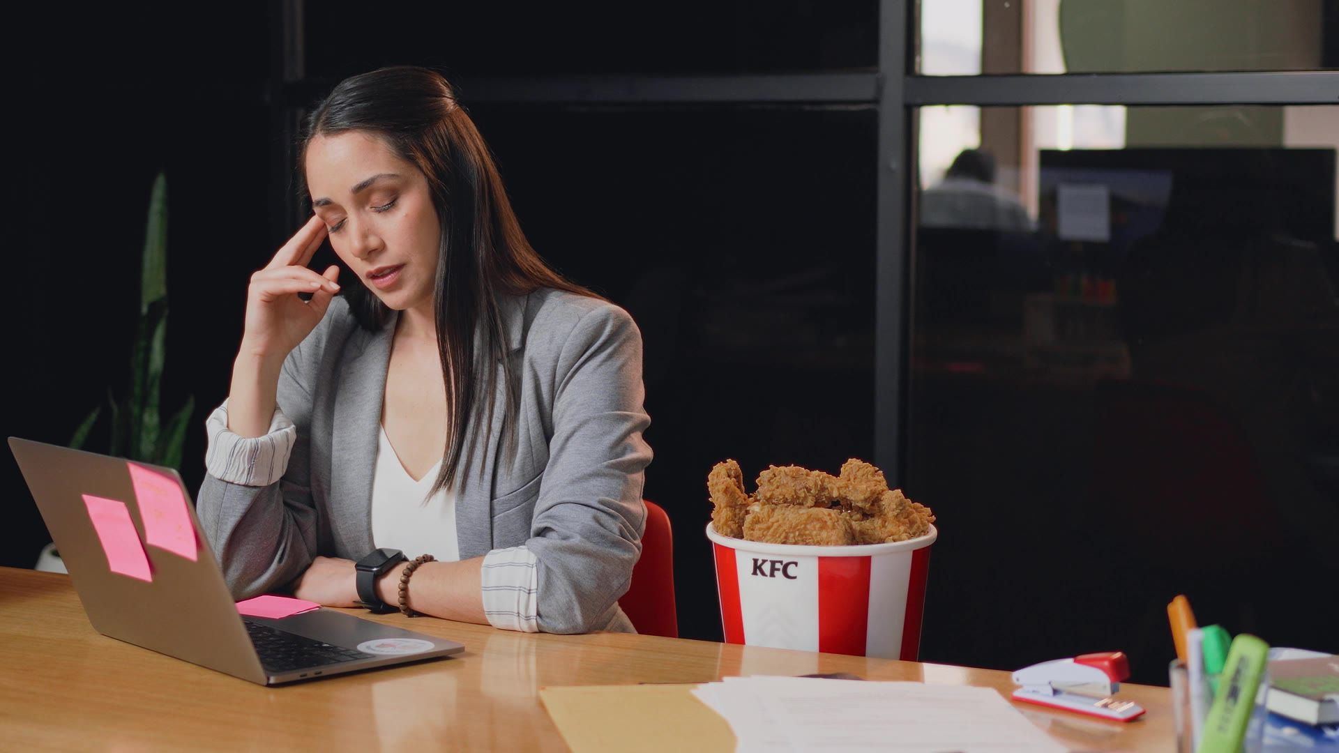 Una oficina, un día pesado: el momento que KFC quería mejorar