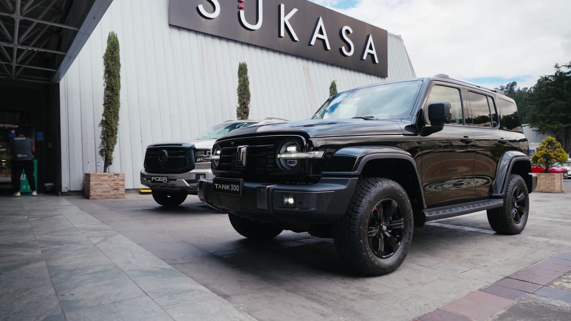 Camioneta Tank 300 frente a Sukasa