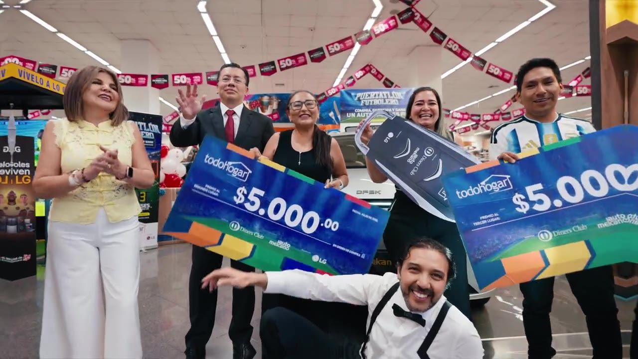 Ganadores de TodoHogar con sus cheques de USD 5.000
