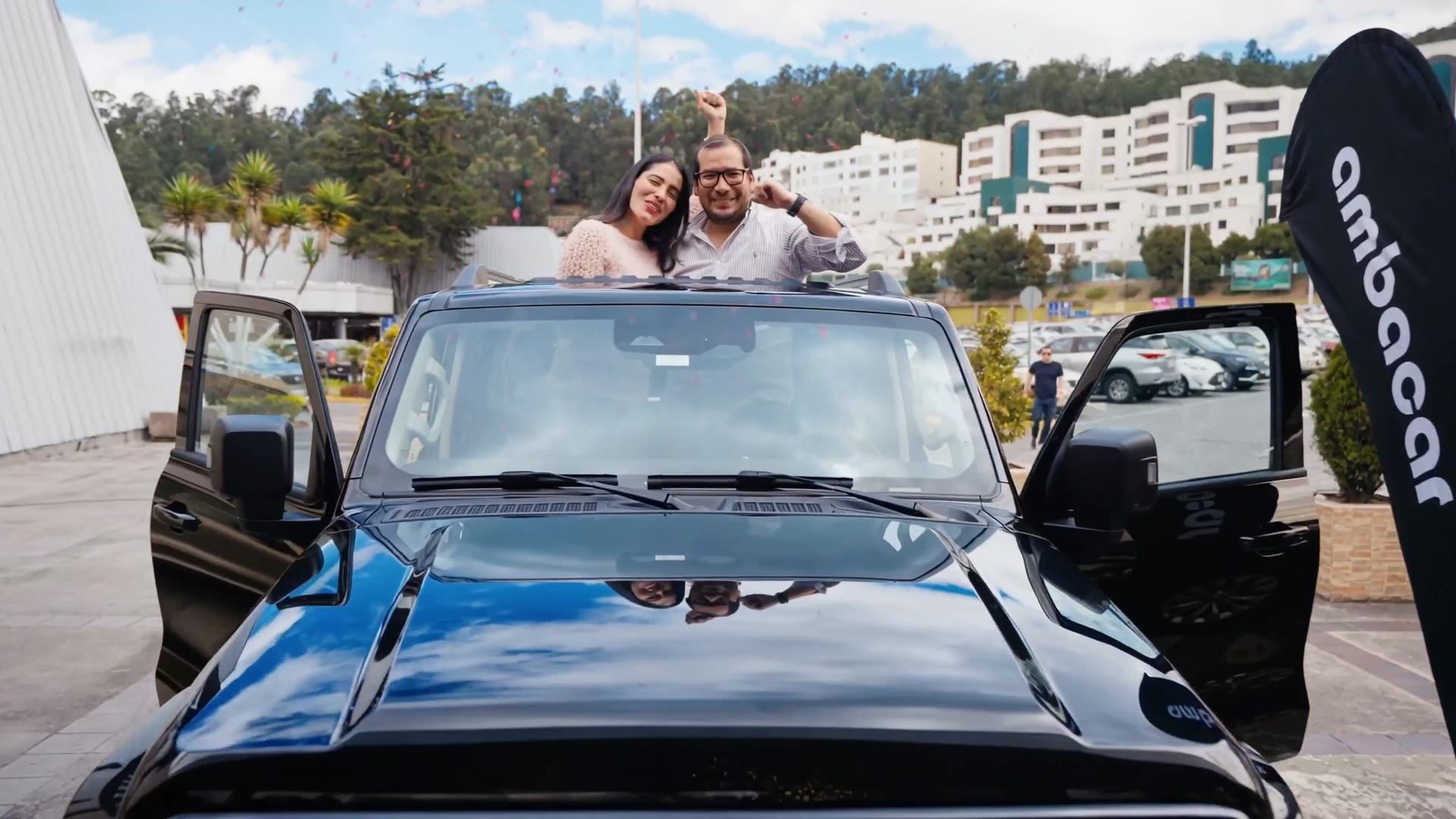 Ganadores celebrando sobre su camioneta nueva
