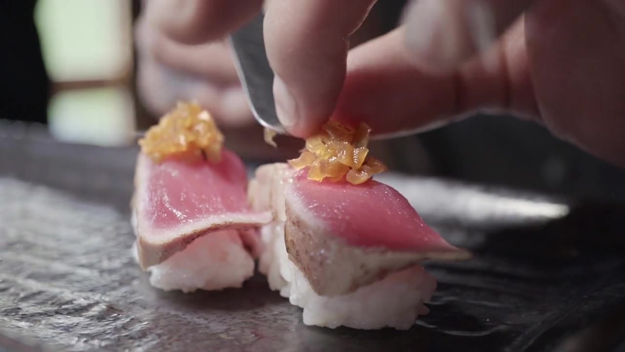 Nigiri terminado con pinzas