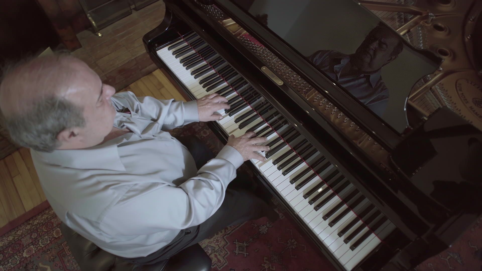 Pianista tocando en una sala de ensayo