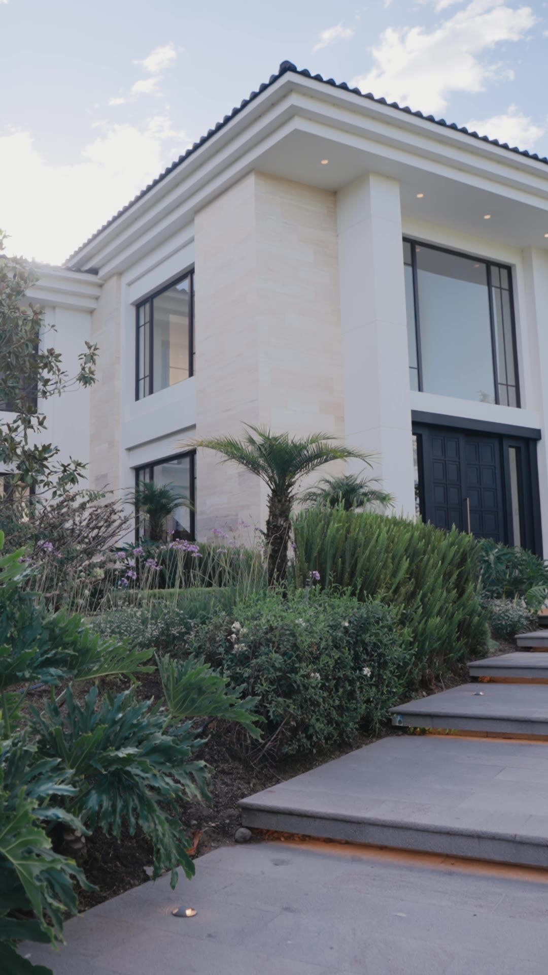 Casa GH by Perpetuo Studio: façade and front steps