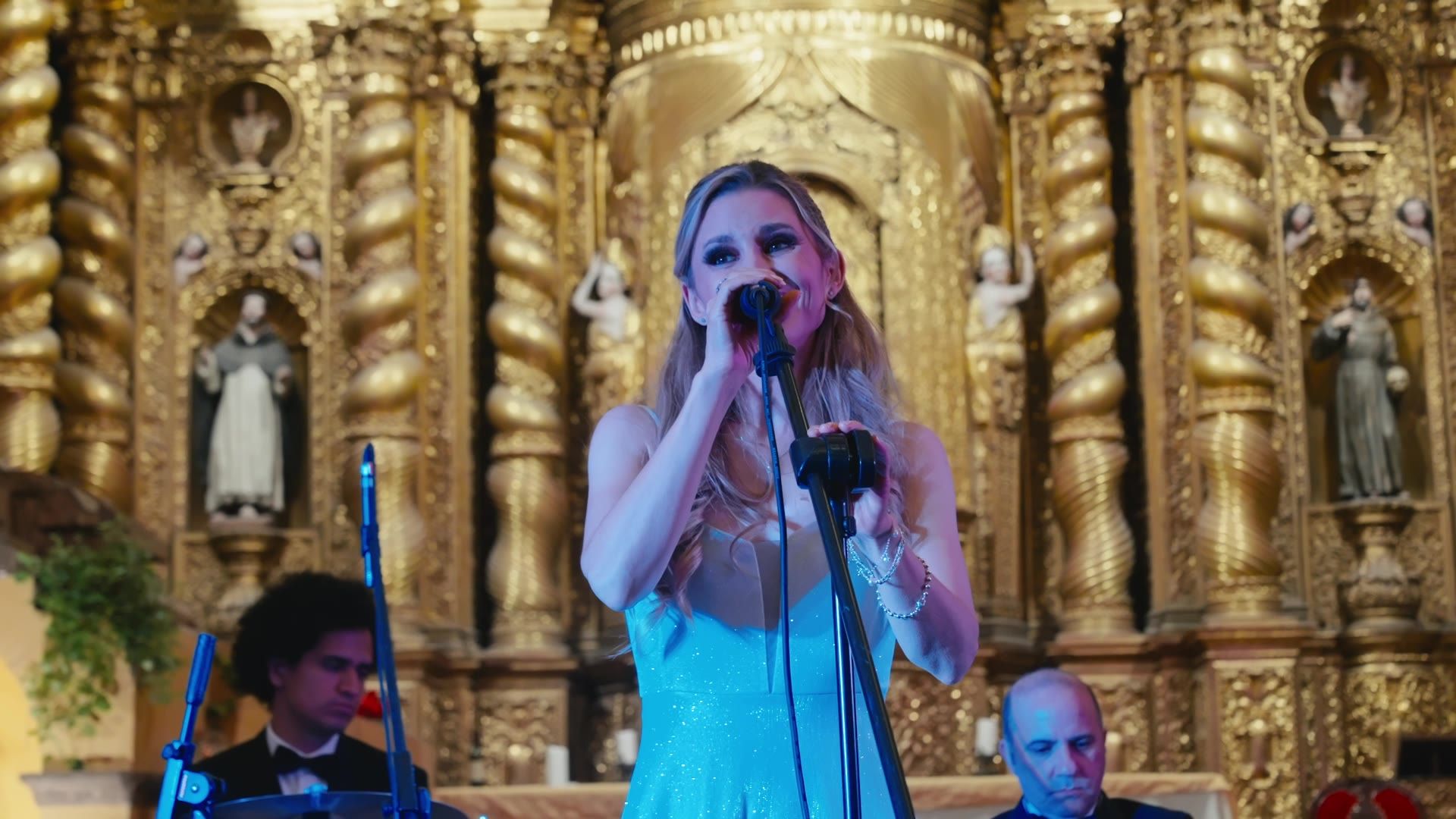 Sukasa Christmas concert: singer in front of the La Compañía altarpiece