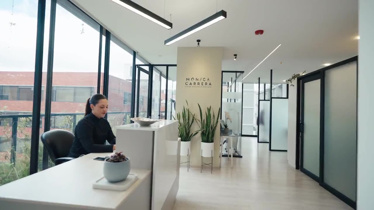 Recepción luminosa del consultorio de Mónica Carrera