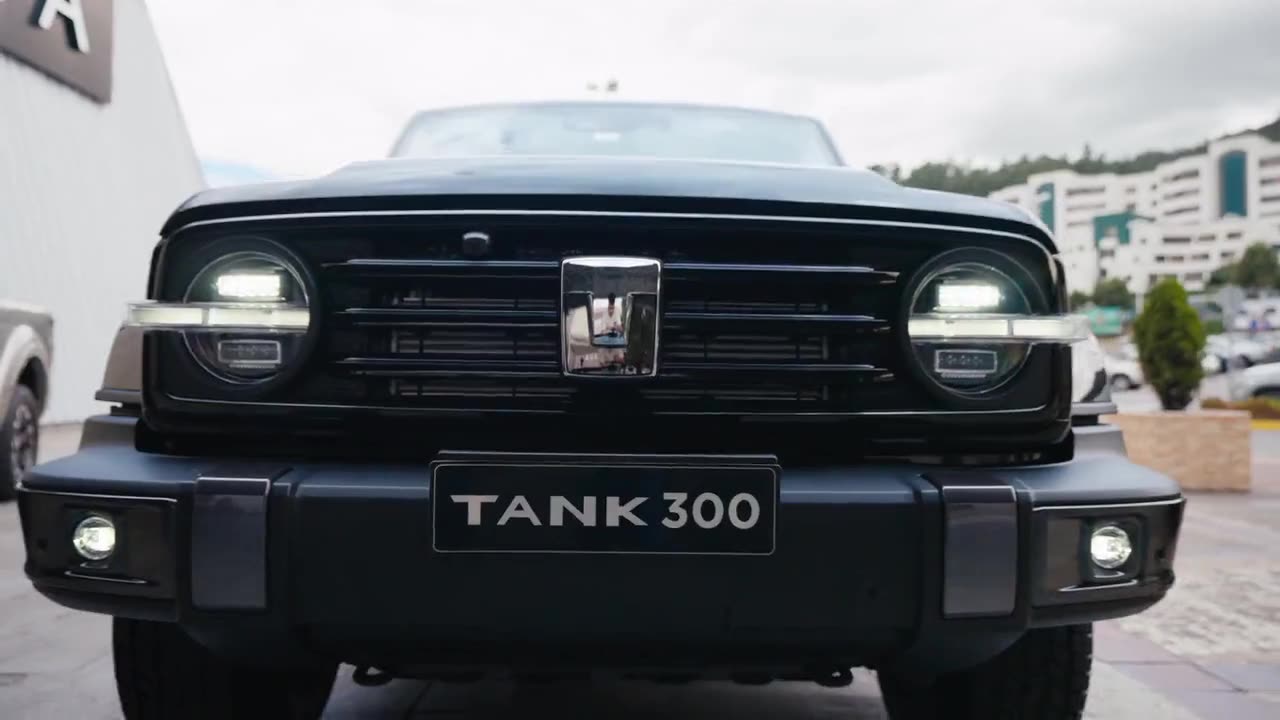 Camioneta GWM TANK 300 de frente en la tienda