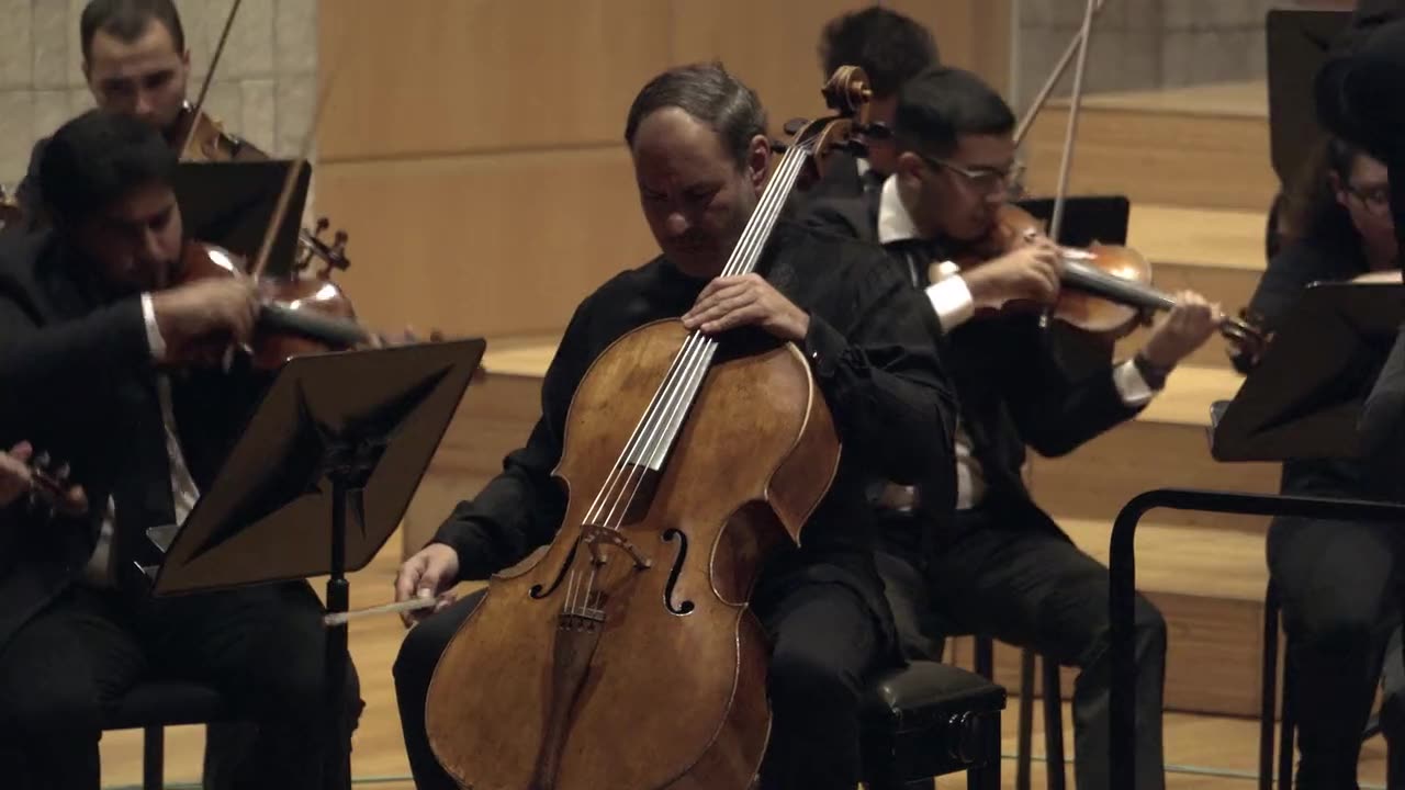 Músicos ensayando con violonchelo y violín